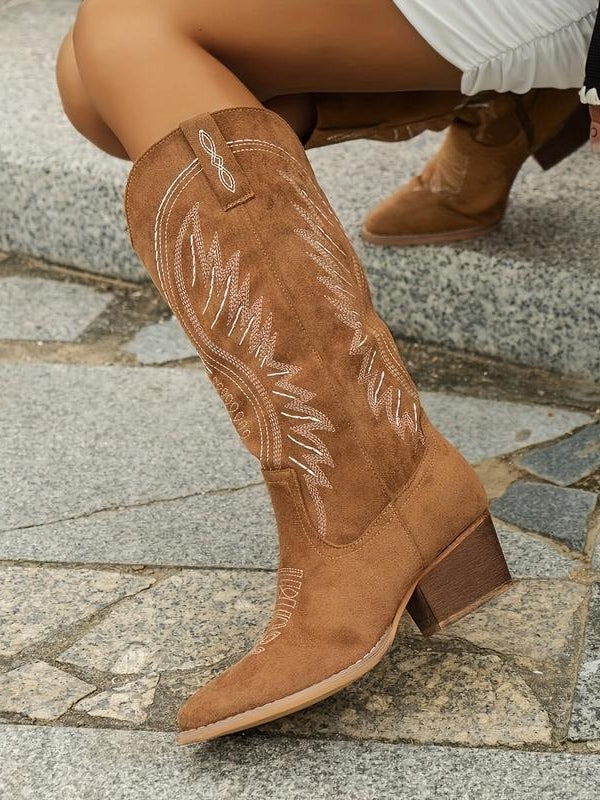Women's low-heeled cigarette boots